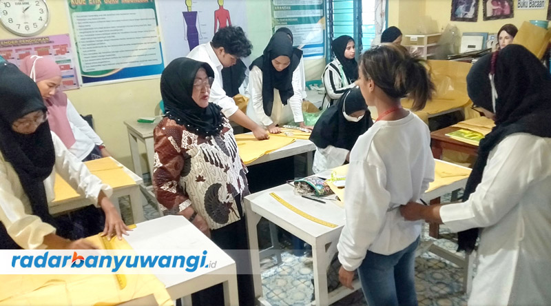 PENINGKATAN SDM: LKP Susan memberikan pelatihan menjahit kepada peserta BAK 2023.