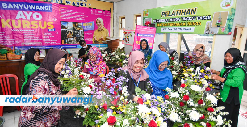 BEKAL KETERAMPILAN: Peserta BAK di LKP Titi Wangi berlatih merangkai bunga.