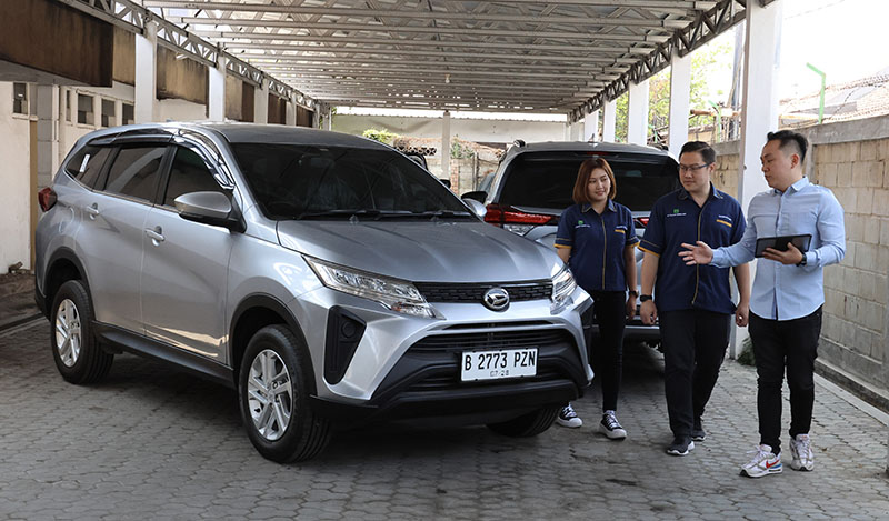 DAIHATSU XENIA TETAP JADI IDOLA Person in Charge  Astra Daihatsu Sidoarjo Randy  Pranata (kanan)   memberikan penjelasan mengenai fitur terbaru  Mobil Daihatsu kepada  Regional Manager  Surabaya  PT Pesonna Optima Jasa Yuardi Hendrastiawan  (tengah)  dan