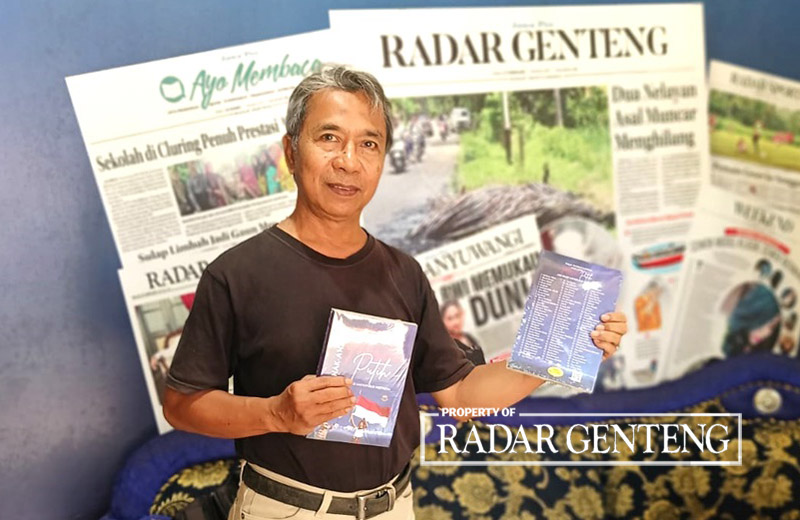 DAFTAR LOMBA: Guru Smadatara Affan Subandi mendaftarkan siswanya untuk ikut Liga Puisi, Senin (18/9).
