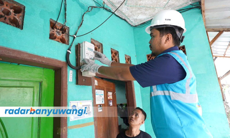 PERBAIKAN: Petugas PLN melakukan penggantian kWh meter ke smart meter di rumah salah satu rumah pelanggan di Tebet, Jakarta Selatan.