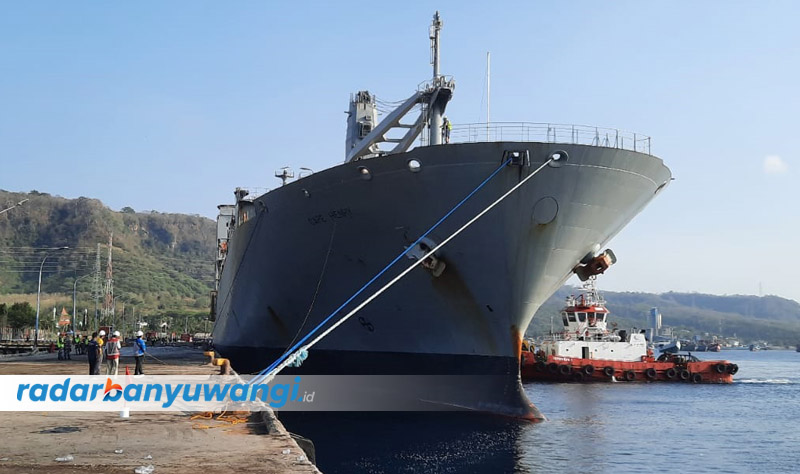 SANDAR DI DERMAGA: Kapal Kargo MV Cape Henry milik Amerika Serikat tiba di Pelabuhan Tanjung Wangi kemarin (19/9). Kapal tersebut akan mengangkut personel dan alutsista milik Amerika usai mengikuti La