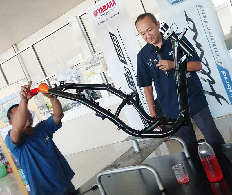 UJI KUALITAS: Yamaha mengajak konsumen untuk melakukan uji rangka dengan metode tes ketuk pada unit sepeda motor Yamaha bertipe matic termasuk sistem drainaise, Rabu (20/9) di dealer YamahaSIP Giri.