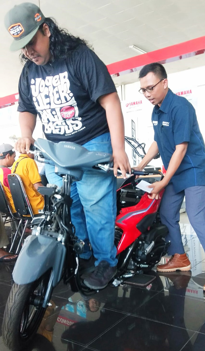 BERSTANDAR GLOBAL: Peserta gathering saat mencoba kekuatan rangka sepeda motor Yamaha, Rabu (20/9) di dealer YamahaSIP Giri, Banyuwangi.