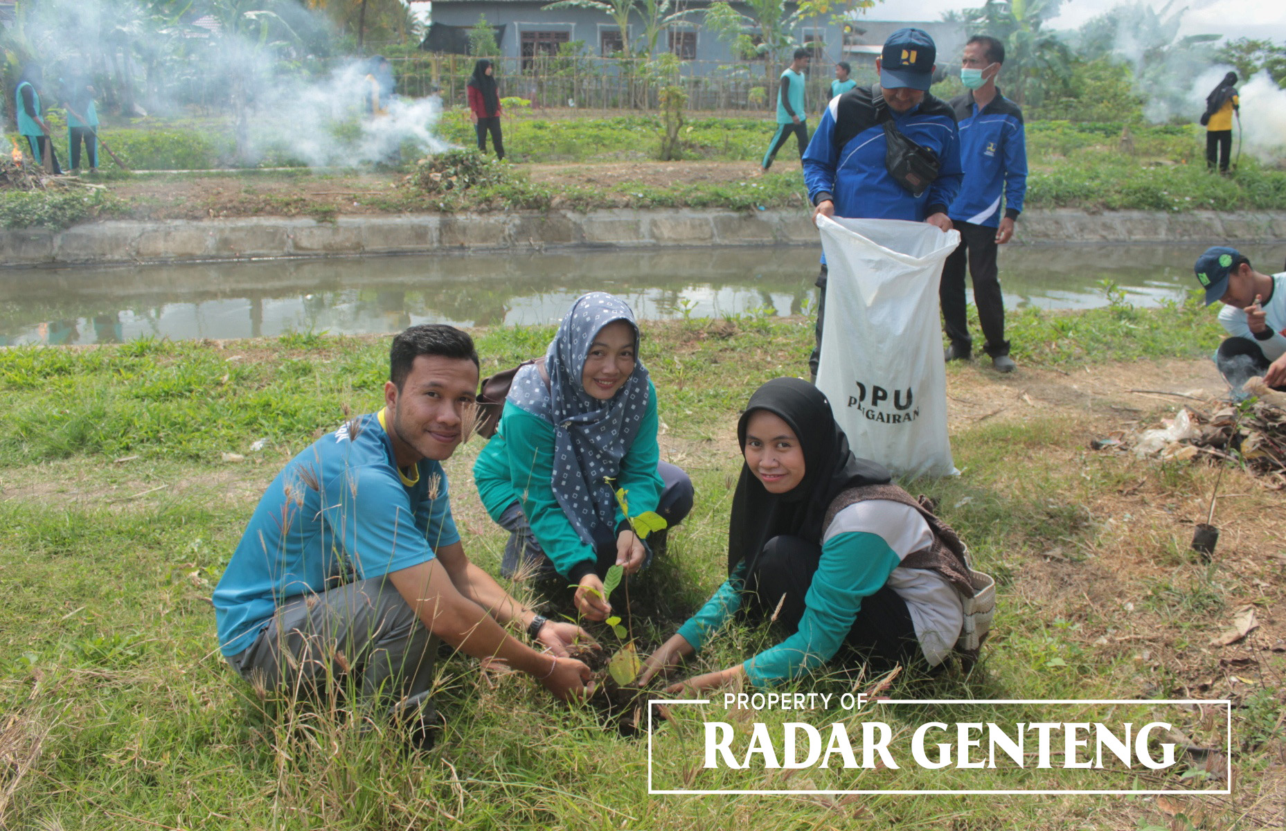 TURUN SUNGAI: Korsda Bangorejo Yongki Danuarta bersama dosen IAIDA Blokagung Lilit Baiti dan Indifatul Anikoh menanam bibit pohon alpokat di sekitar Dam Sambirejo, Selasa (19/9).