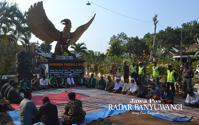 Warga Ansor Banyuwangi menggelar doa bersama di Monumen Pancasila Sakti Cemetuk, Cluring, Banyuwangi. Di lubang buaya ini, 62 Pemuda Ansor dibantai dan dikubur secara massal oleh PKI.