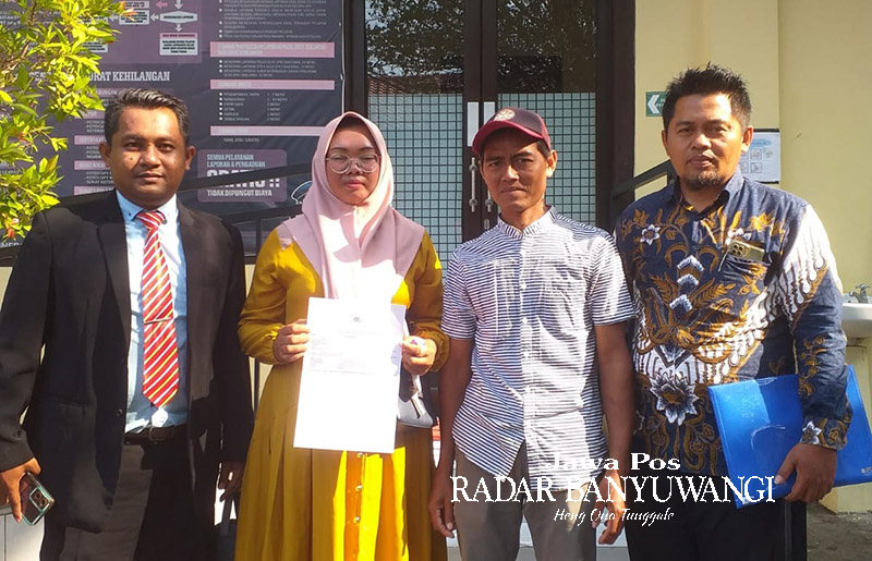LAPOR POLISI: Fenti Wulandari (dua dari kiri) warga Dusun Pasar Nangka, Desa/Kecamatan Jangkar didampingi kuasa hukumnya, di Mapolres Situbondo, Selasa (19/9).