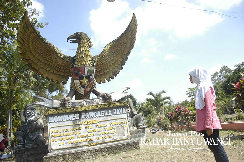 BERSEJARAH: Bagian belakang Monumen Lubang Buaya di Dusun Cemetuk, Desa/Kecamatan Cluring (kanan). Patung Garuda Pancasila di bagian depan monumen.