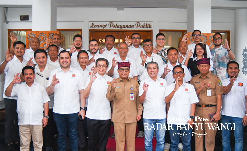 Sekkab Banyuwangi Mujiono, Kepala DPMPTSP Partana, Plt Kepala Dinas PU-CKPP Suyanto Waspotondo Wicaksono, Ketum Real Estate Jatim Drs. Ec. Soesilo Efendy, beserta seluruh komisariat REI se-Jatim.