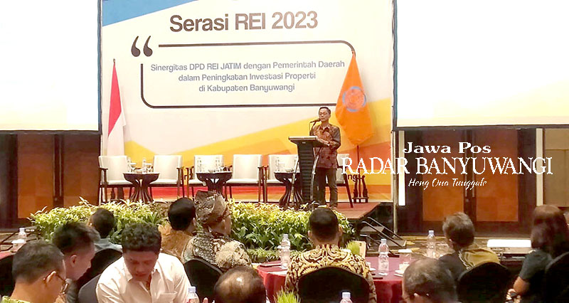 SAMBUTAN: Ketua Komisariat REI Banyuwangi H Murdi Santoso saat memberikan sambutan dalam acara Serasi REI di hall El Royale Hotel, Rabu (20/9).