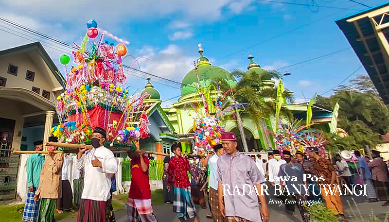 Warga Kemiren, Banyuwangi, menggelar peringatan Maulid Nabi Muhammad SAW dengan pawai endog-endogan.