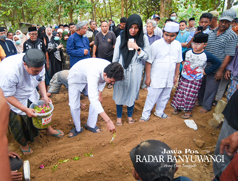 TABURKAN BUNGA: Istri dan anak-anak dr Syamsul Ma&rsquo;arif ikut mengantarkan jenazah ke TPU Kelurahan Penganjuran, Rabu (20/9).