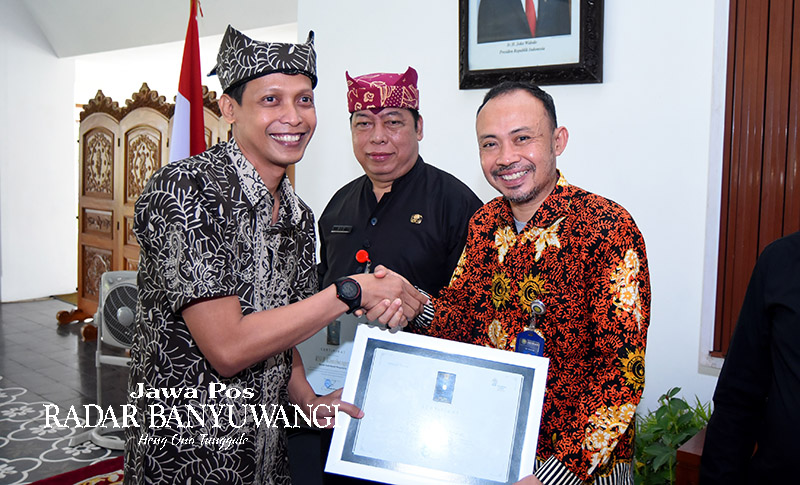 SEMASA HIDUP: dr Syamsul Ma&rsquo;arif ke TPU Penganjuran (kanan) menerima penghargaan dari Jawa Pos Radar Banyuwangi untuk RSI Fatimah, awal tahun 2023.