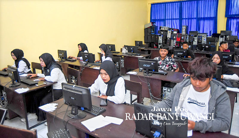 KEJAR PAKET: Pelaksanaan ujian ANBK yang diikuti peserta siswa PKBM di ruang laboratorium SMKN 1 Glagah, Rabu (20/9).