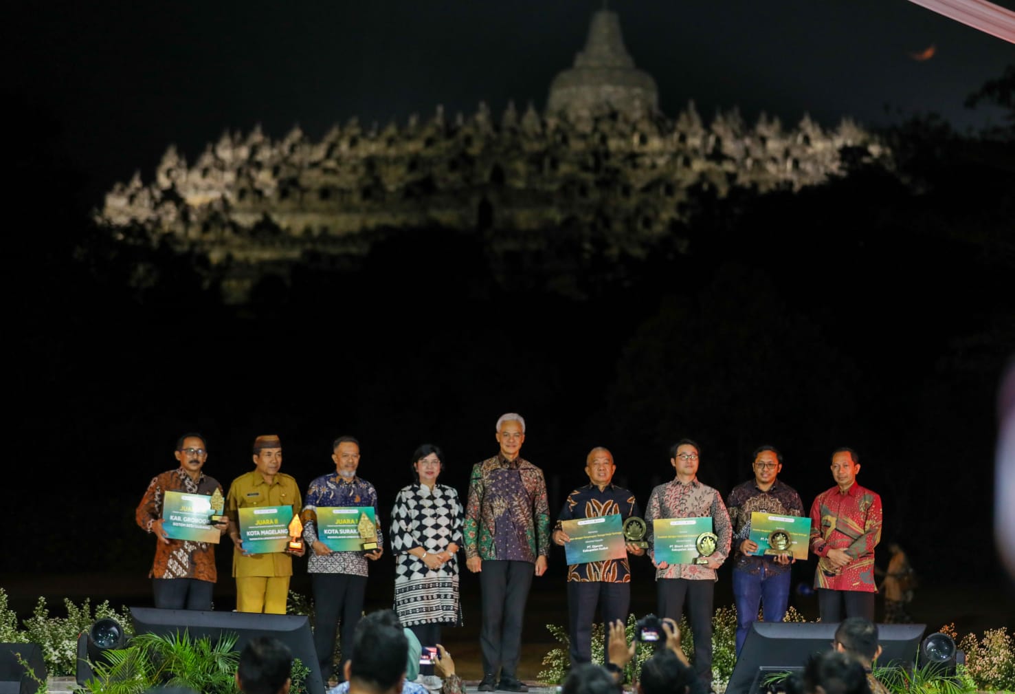 BERI APRESIASI: Ganjar Pranowo bersama para pengusaha dalam ajang Investor Dinner, Central Java Investment Business Forum (CJIBF) 2023 di Taman Lumbini, kompleks Candi Borobudur, Magelang, Senin (21/8
