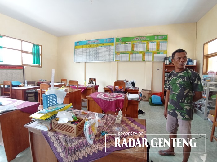 DIBOBOL MALING: Penjaga SDN 2 Kebaman, Kecamatan Srono Antoni Prasetyo di ruang guru tempat beberapa barang seperti laptop yang hilang, Rabu (20/9).