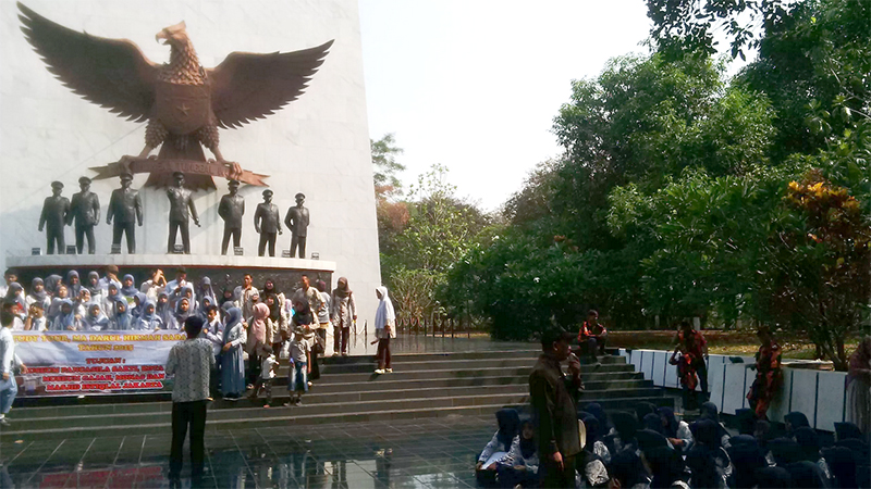 Sejumlah pelajar mengunjungi Monumen Pancasila Sakti di Lubang Buaya, Jakarta Timur. Tempat ini menyimpan sejarah peristiwa pemberontakan G30S/PKI.