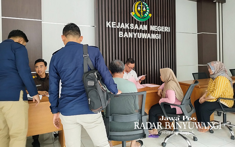 PEMERIKSAAN BERKAS: Tiga tersangka kasus TPPO dari Polda Jatim dilimpahkan ke Kejaksaan Negeri Banyuwangi, Rabu (20/9).