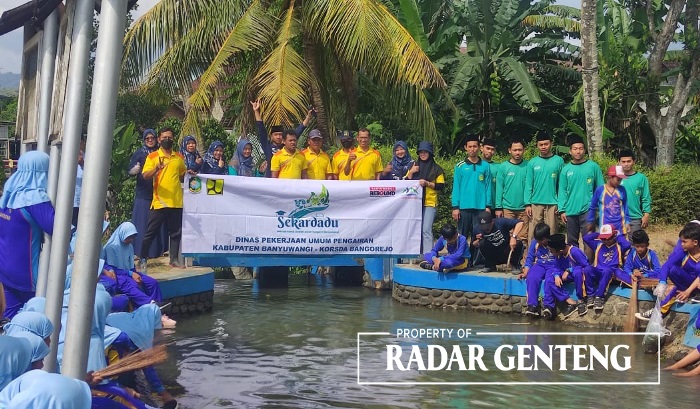 TURUN SUNGAI: Siswa SD Darussalam bersama petugas dari Korsda Bangorejo dan dewan guru usai bersih-bersih sungai di Dusun Blokagung, Desa Karangdoro, Kecamatan Tegalsari, Rabu (20/9).