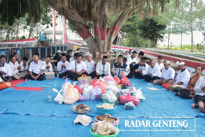IKHTIAR: Para Petani dari kalangan umat Islam dan Hindu menggelar doa bersama untuk meminta hujan di Dam Koperan, Dusun Yudomulyo, Desa Ringintelu, Kecamatan Bangorejo, Rabu (20/9).