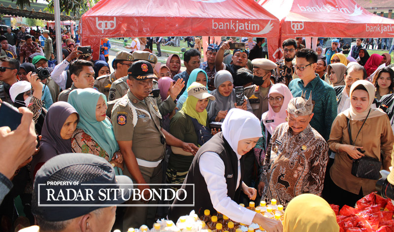 KUNJUNGAN KERJA: Gubernur Jawa Timur, Khofifah Indar Parawansyah didampingi Bupati Situbondo Drs Karna Suswandi memberikan bantuan minyak dan beras kepada masyarakat, di halaman Pendapa Aryo Situbondo
