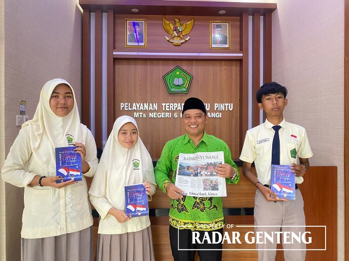 OPTIMISTIS: Tiga siswa MTsN 6 Banyuwangi Yuni Farihatul Azizah, Irgi Gustian Martin, dan Fitri Septia Rivani mendaftar Liga Puisi bersama pembinanya H Nur Saewan.