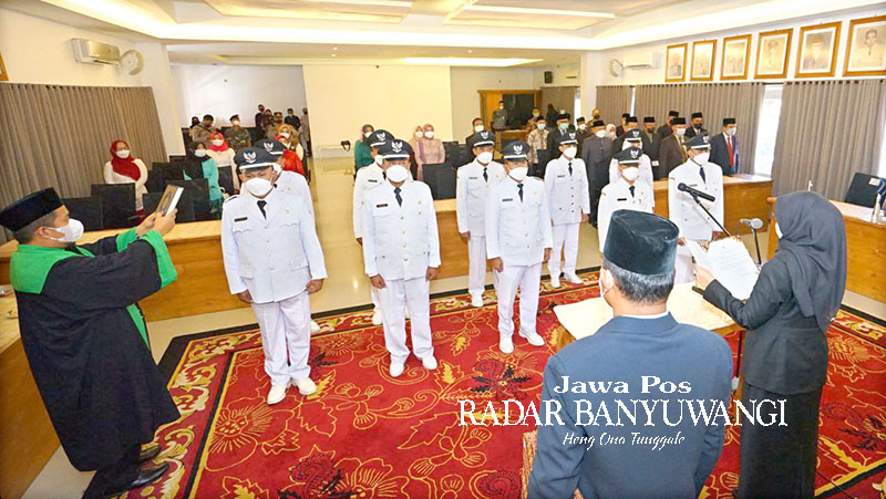 HASIL PESTA DEMOKRASI: Bupati Ipuk Fiestiandani melantik kades hasil Pilkades Serentak Tahun 2021 di Ruang Rapat Rempeg Jogopati, pada 16 Desember 2021 lalu.