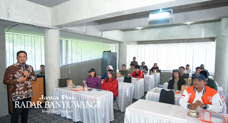 UANG BUKAN SEGALANYA: Narasumber Dr Hary Priyanto menyampaikan  materi manajemen dan komunikasi politik dalam workshop yang berlangsung di ruang Seblang kantor Jawa Pos Radar Banyuwangi, Kamis (21/9).