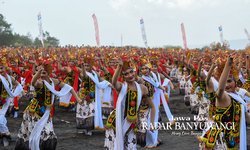 BANGKITKAN EKONOMI LOKAL: Event Gandrung Sewu di Pantai Boom Sabtu lalu (17/9) disaksikan sekitar 15.000 penonton. Dari atraksi budaya tahunan tersebut, transaksi ekonomi selama even tembus Rp 4 M.