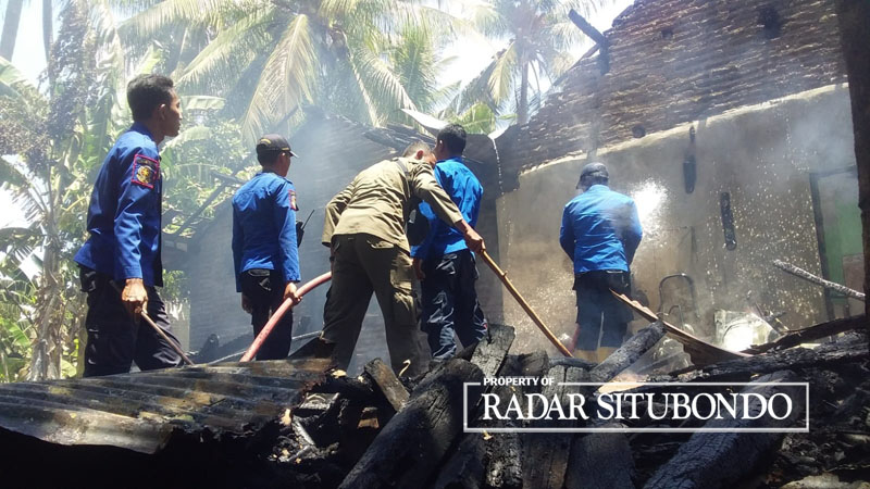RATA DENGAN TANAH: Petugas BPBD bersama Bhabinsa dan Tagana memadamkan api di rumah Harwinanto di Desa Sumberanyar, Kecamayan Banyuputih, Kamis (21/9).