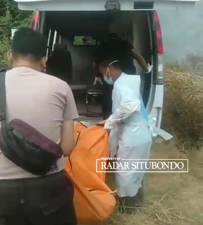 PENEMUAN MAYAT: Tim Inafis Polres Situbondo mengevakuasi jenazah yang ditemukan membusuk di ladang tebu Asembagus, Situbondo.