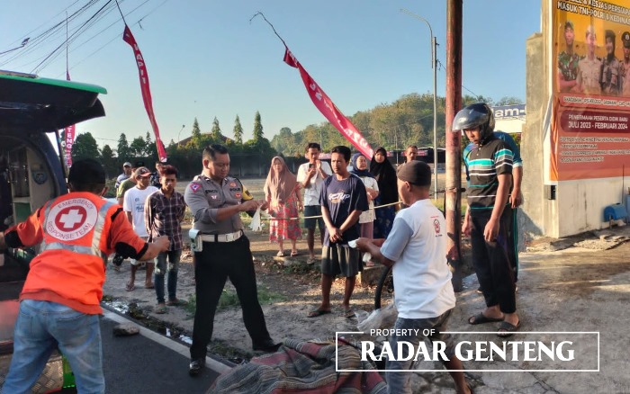 TKP: Anggota Unit Lantas Polsek Genteng saat mengevakuasi jenazah Abdul Abas yang terlindas truk trailer di Jalan KH Imam Bahri Dusun Resomulyo, Desa Genteng Wetan, Kecamatan Genteng, Kamis (21/9).