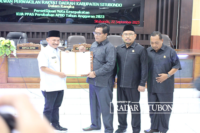 SAH: Bupati Situbondo, Drs. Karna Suswandi bersama Ketua DPRD, Edy Wahyudi menunjukkan nota kesepakatan KUA-PPAS PAPBD tahun 2023 yang sudah ditandatangani, di ruang rapat paripurna DPRD, Jumat (22/9)