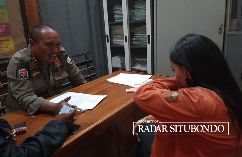 DIPERIKSA: Satpol PP mendata para PSK yang terjaring razia, di Kantor Satpol-PP Situbondo, belum lama ini.