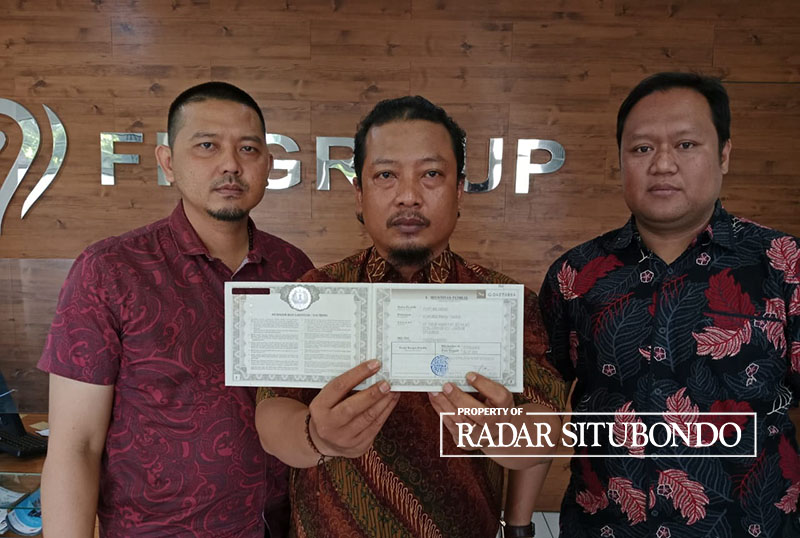 RSH M. Purwanto (tengah) didampingi kuasa hukum FIF Group Cabang Situbondo Hendriyansyah SH (kanan), dan RPC Sandi Setiawan menunjukkan BPKB milik Fenti Wulandari, warga Pasar Nangka Jangkar (22/9).