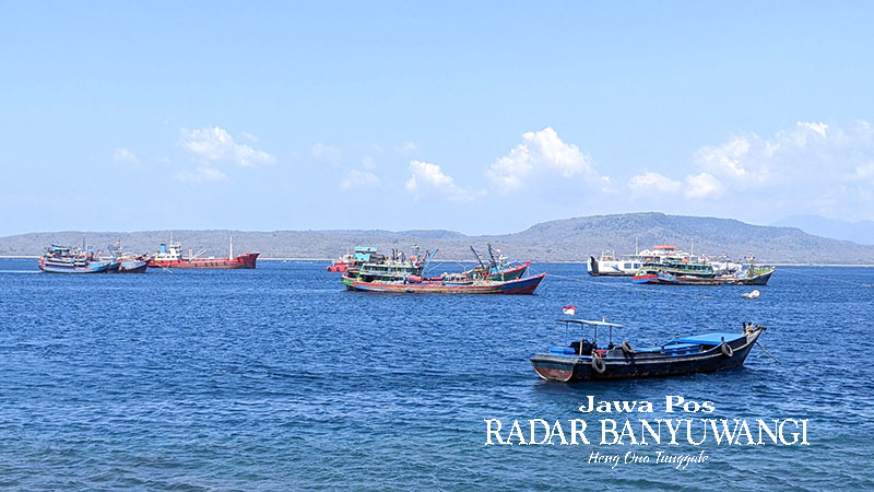 MENUNGGU BONGKAR MUATAN: Belasan kapal ikan mengantre di perairan dekat Markas Satpolairud Banyuwangi. Kapal tersebut menunggu giliran bongkar muat di Pelabuhan Tanjung Wangi
