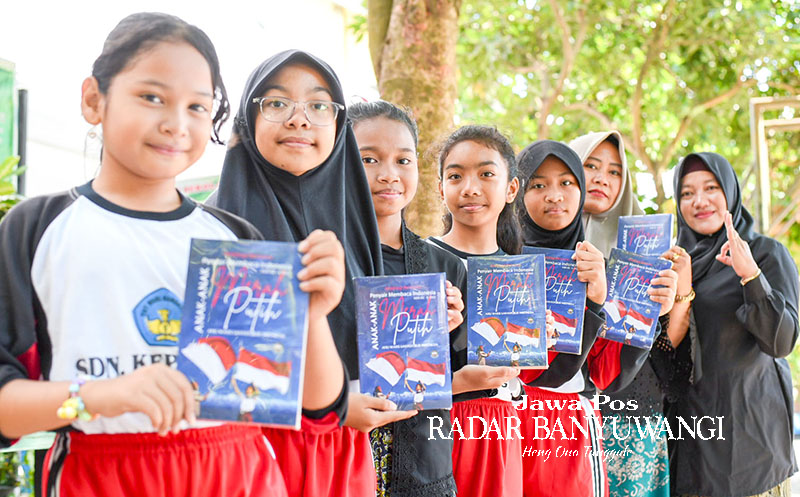 ANTUSIAS: Lima siswa dan guru SDN Kepatihan menunjukkan buku Anak-Anak Merah Putih. Mereka langsung memilih puisi yang bakal dibawakan dalam Liga Puisi pada 23 Oktober