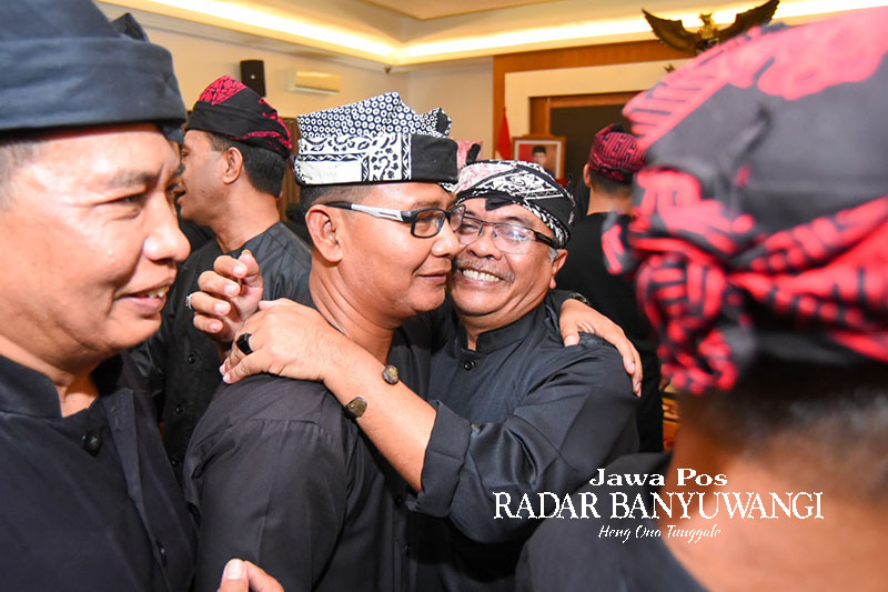 TAK LAGI SEKANTOR: Choliqul Ridha dipeluk erat oleh Kepala Disbudpar Banyuwangi Yanuarto Bramuda usai pelantikan, Jumat (22/9). Ridha sebelumnya Sekretaris Disbudpar, kini jadi Sekretaris DPMD.