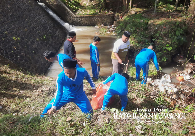 KERJA BAKTI: Siswa SMP Sultan Agung Desa Jambewangi, Kecamatan Sempu bersih-bersih Dam Tugung, Desa/Kecamatan Sempu bersama Korsda Genteng, Jumat (22/9).