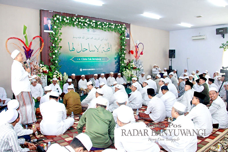 SAMBUTAN HANGAT: Ketua PCNU Banyuwangi Mohammad Ali Makki (berdiri, kiri) memberikan sambutan di acara Maulid Nabi Muhammad di Aula Kantor PCNU, Rabu (20/9).