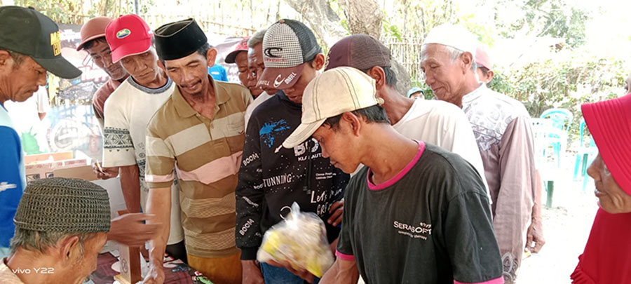 Heppiii Community Situbondo dan Bondowoso bagi-bagi sembako kepada warga kurang mampu di Desa Alasmalang, Kec Panarukan, Situbondo.