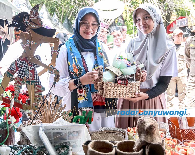 BERNILAI JUAL: Bupati Ipuk meninjau salah satu stan pameran produk hasil karya siswa pada event Festival Entrepreneur Pelajar 2023 di Creative Hub Taman Blambangan, Sabtu (23/9).