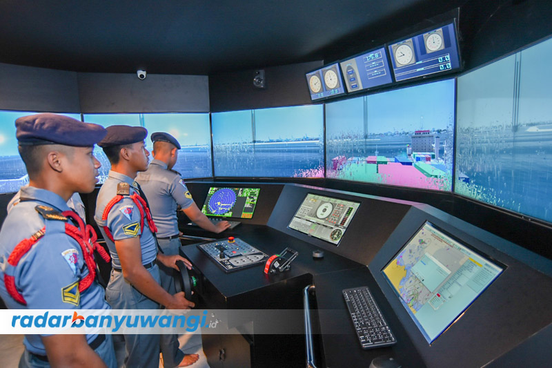 PRAKTIK LANGSUNG: Kepala Program Nautika Penangkap Ikan SMKN 1 Glagah Sekta Heri Jamaluddin bersama dua siswanya berada di ruang simulator kapal, Jumat (22/9).