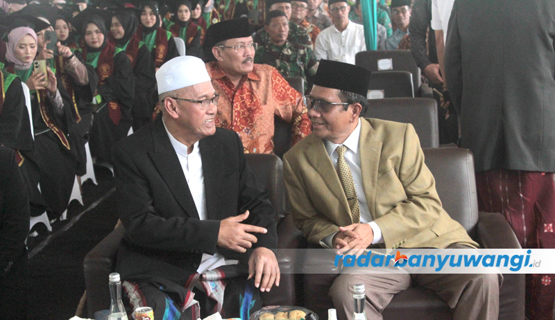 GAYENG: Menkopolhukam Mahfud MD berbincang santai dengan pengasuh Pondok Pesantren Darussalam Blokagung KH Ahmad Hisyam Syafaat, Minggu (24/9).