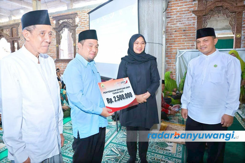 BERGILIRAN: Bupati Banyuwangi Ipuk Fiestiandani menyerahkan UKIM kepada salah satu imam masjid di Banyuwangi. Prosesi penyerahan dilakukan Masjid Miftahul Jannah, Kecamatan Siliragung.