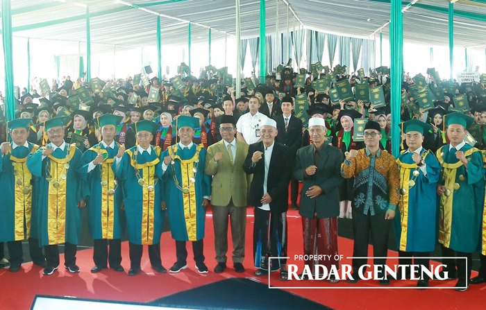 MENUJU UIMSYA: Mahfud MD, KH Ahmad Hisyam Syafaat, KH M Hasyim Syafaat, KH Dr Abdul Kholiq Syafaat, KH Dr Ahmad Munib Syafaat, Drs H Khojin Haris, Imron Dimyatin, wakil rektor, dekan, dan Kaprodi.
