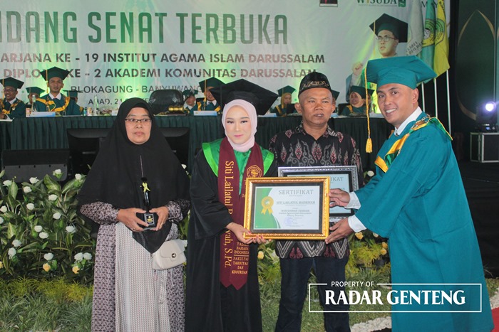 KEBANGGAN: Rektor IAIDA Blokagung, Dr KH Ahmad Munib Syafa