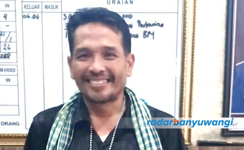 TETAP WAJIB LAPOR: Yunus Wahyudi meninggalkan Lapas Banyuwangi setelah mendapatkan izin pembebasan bersyarat, Minggu (24/9).