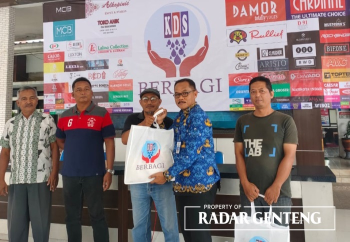 BANTUAN: Camat Genteng Satrio menyerahkan paket sembako dari KDS Genteng kepada warga kurang mampu di Kantor Camat Genteng pada, Senin (18/9).