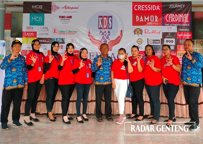 BERBAGI: Kepala Desa Genteng Wetan Sukri (tengah) bersama jajaran pemerintah desa dan KDS Genteng saat pembagian paket sembako pada, Senin (18/9).